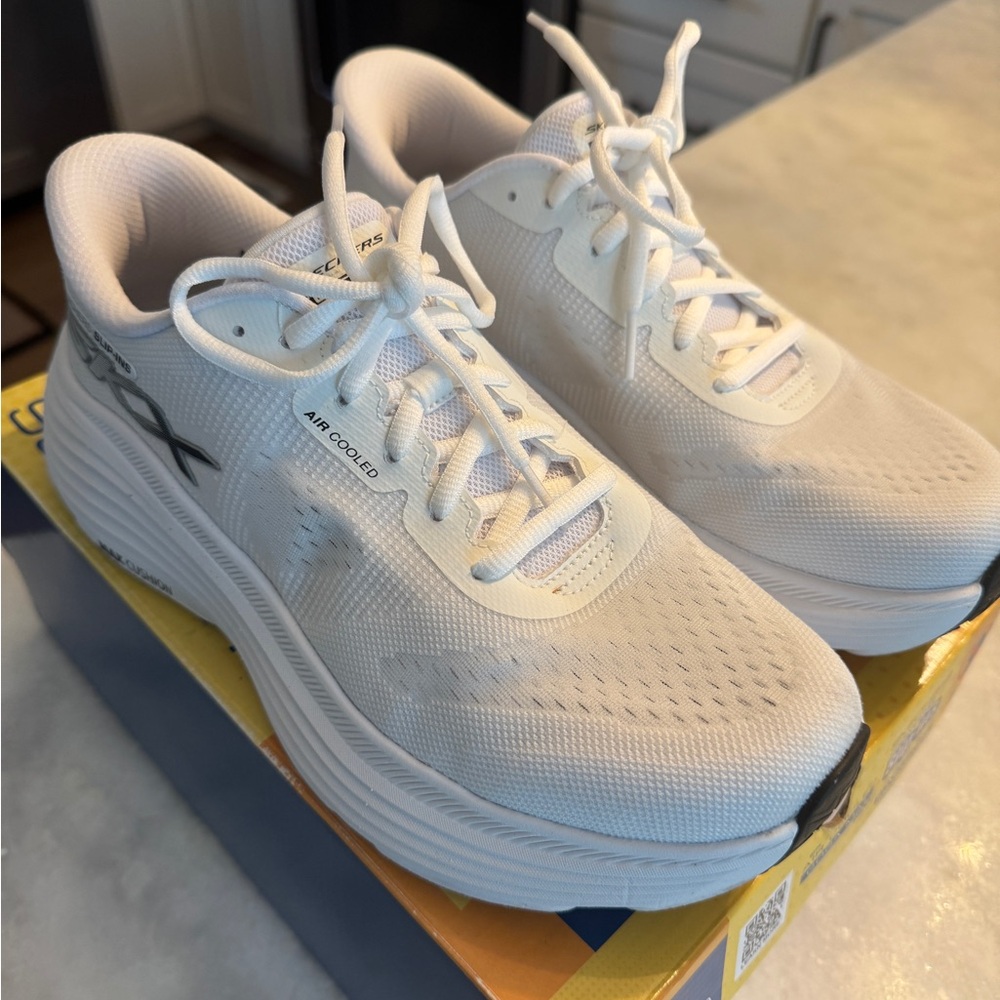 Skechers Slip-ins: Max Cushioning Endeavour - Hallandale in White